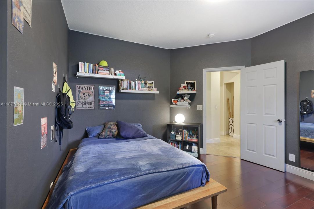 Recently Sold: $1,295,000 (7 beds, 4 baths, 5239 Square Feet)