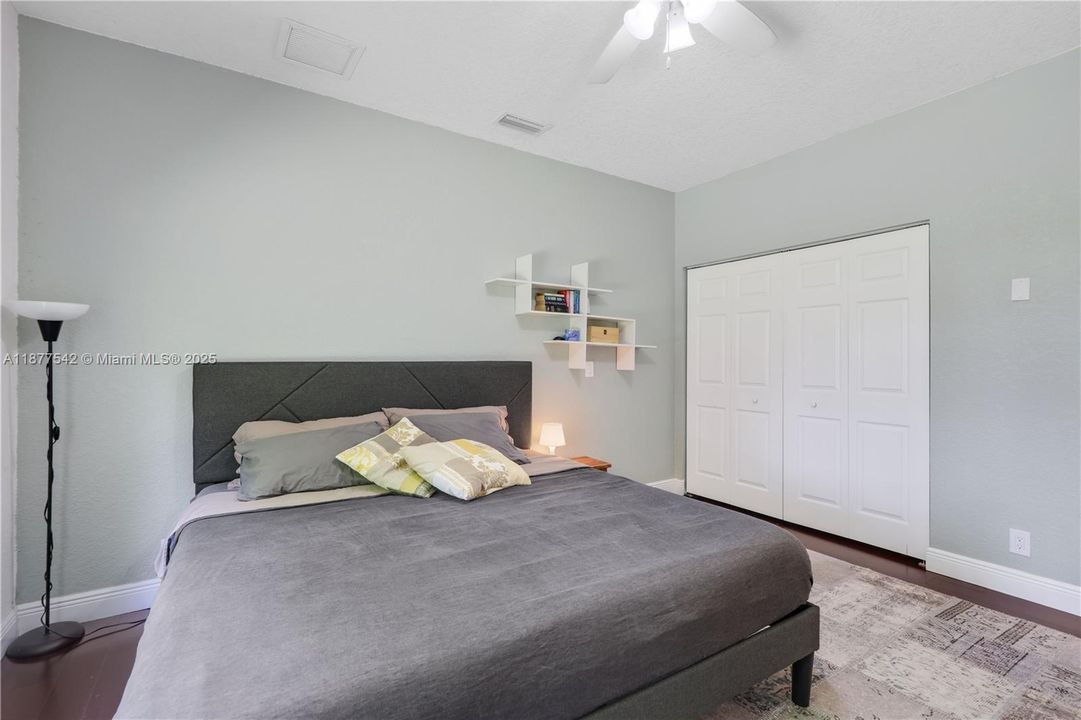 Recently Sold: $1,295,000 (7 beds, 4 baths, 5239 Square Feet)