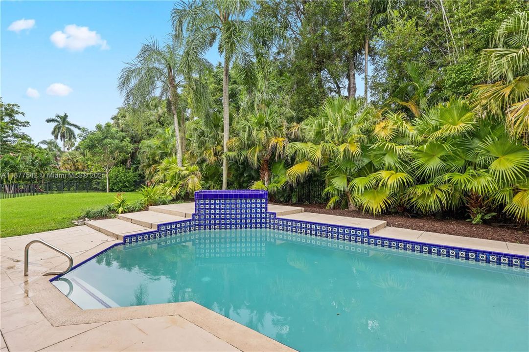 Recently Sold: $1,295,000 (7 beds, 4 baths, 5239 Square Feet)