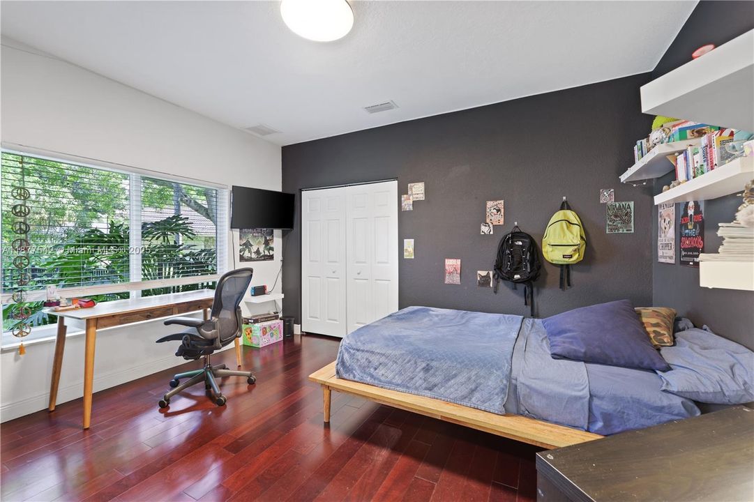 Recently Sold: $1,295,000 (7 beds, 4 baths, 5239 Square Feet)