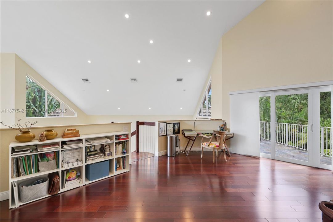 Recently Sold: $1,295,000 (7 beds, 4 baths, 5239 Square Feet)