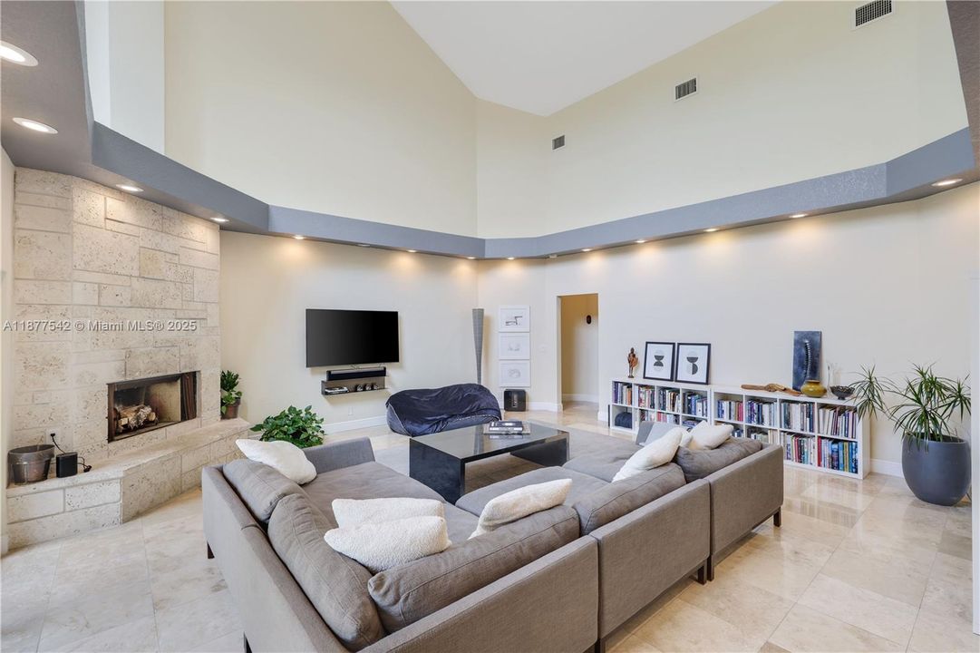 Recently Sold: $1,295,000 (7 beds, 4 baths, 5239 Square Feet)