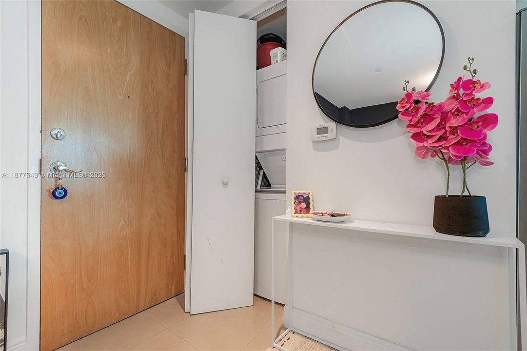 For Sale: $375,000 (1 beds, 1 baths, 768 Square Feet)