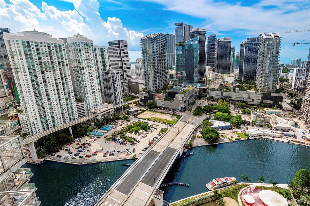 For Sale: $375,000 (1 beds, 1 baths, 768 Square Feet)