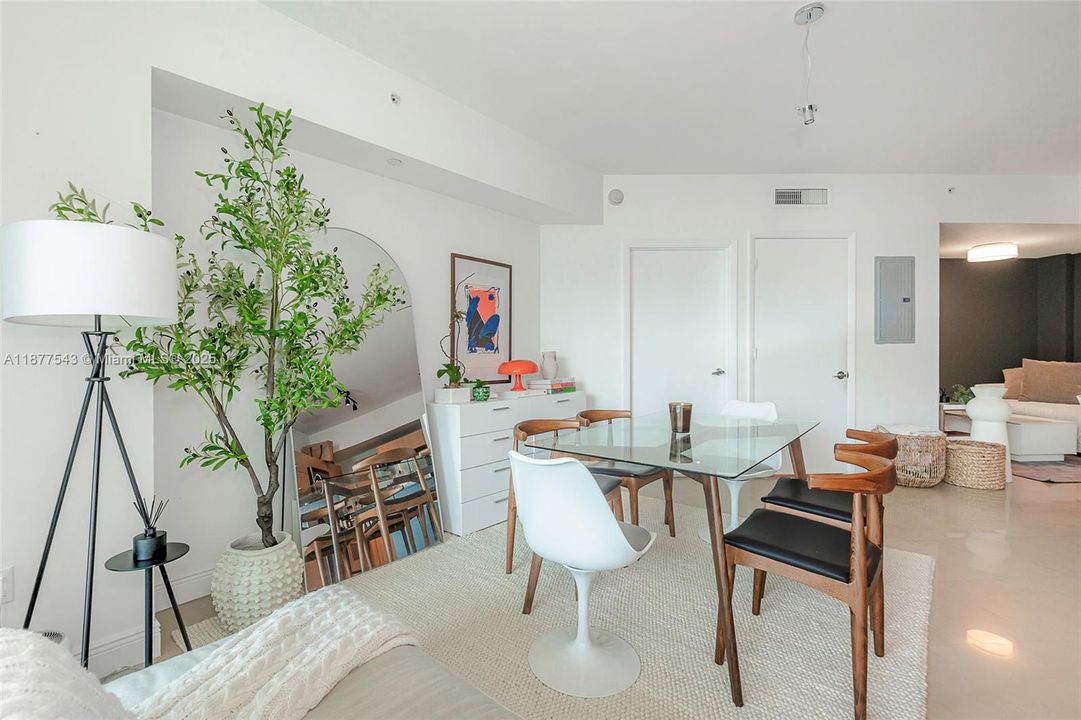 For Sale: $375,000 (1 beds, 1 baths, 768 Square Feet)