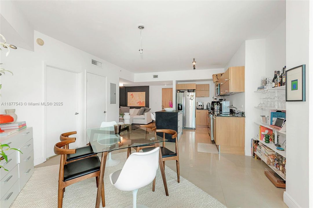 For Sale: $375,000 (1 beds, 1 baths, 768 Square Feet)