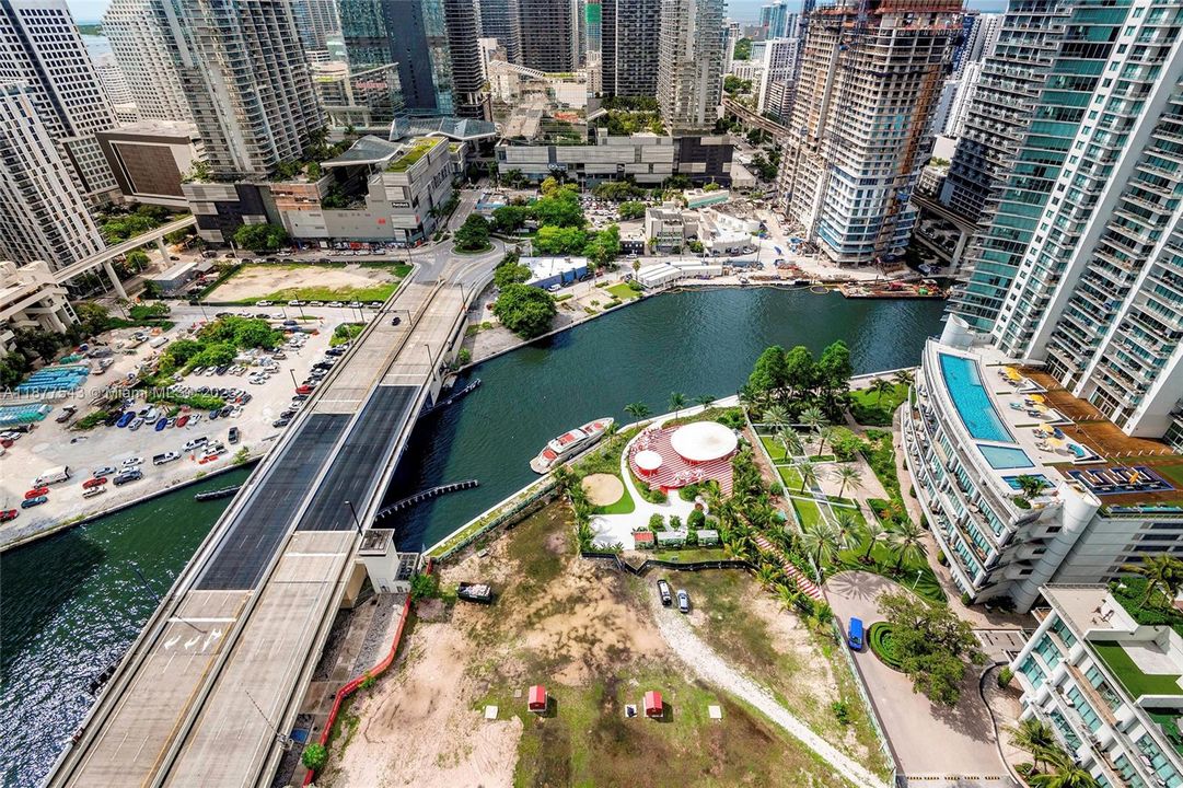 For Sale: $375,000 (1 beds, 1 baths, 768 Square Feet)