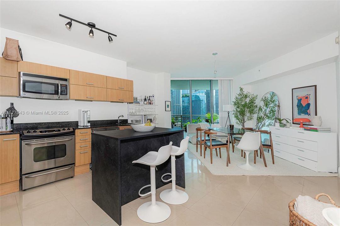 For Sale: $375,000 (1 beds, 1 baths, 768 Square Feet)