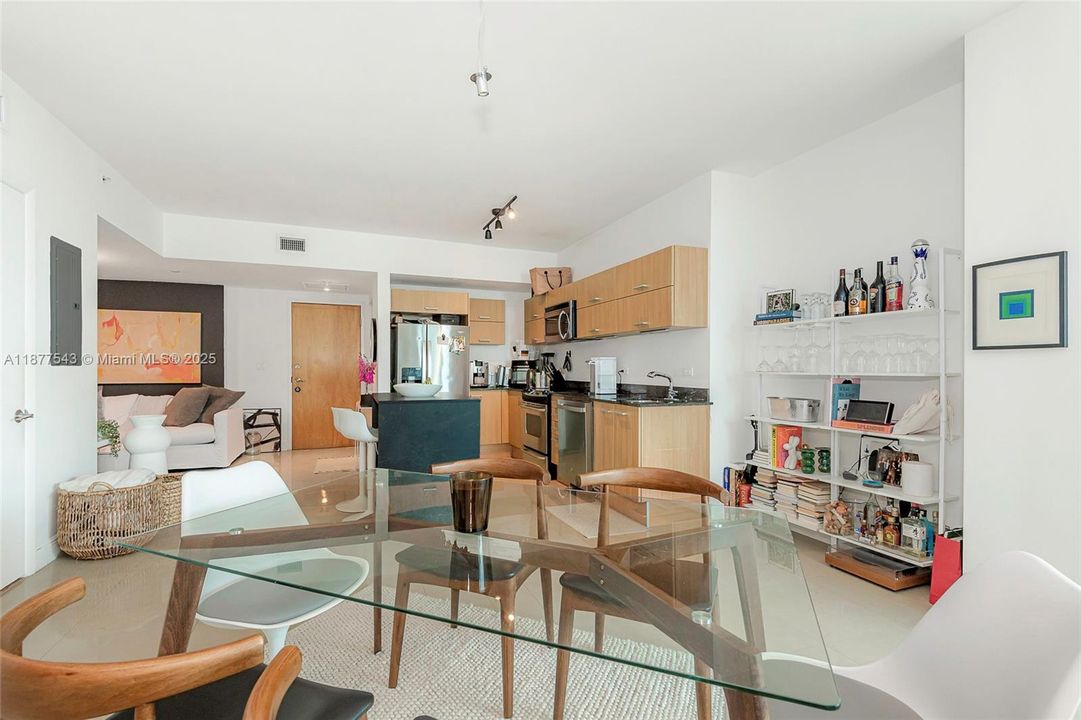 For Sale: $375,000 (1 beds, 1 baths, 768 Square Feet)