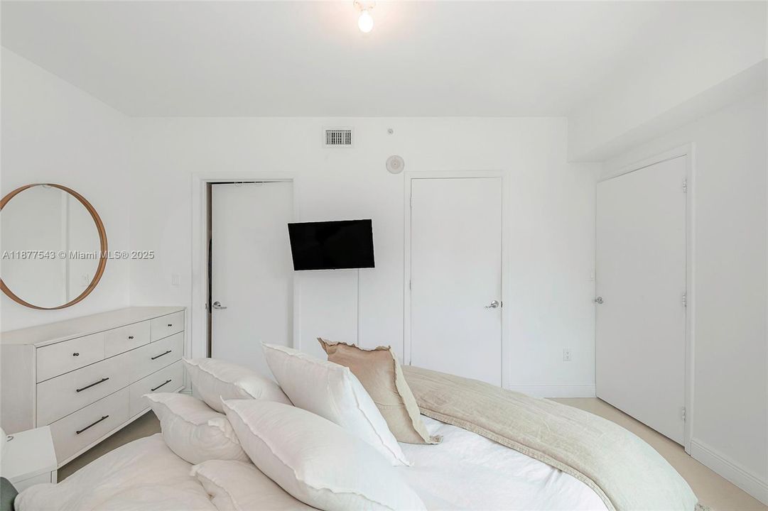 For Sale: $375,000 (1 beds, 1 baths, 768 Square Feet)