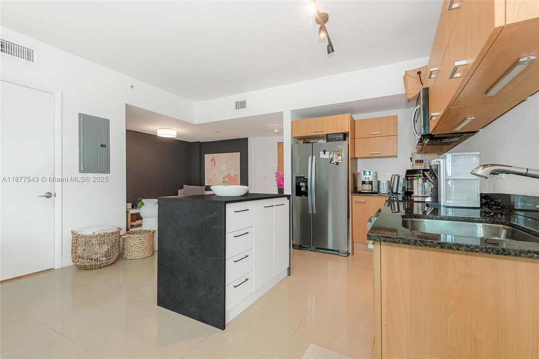 For Sale: $375,000 (1 beds, 1 baths, 768 Square Feet)