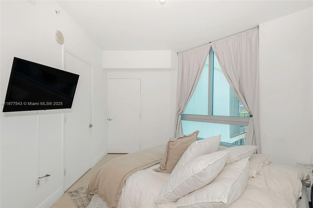For Sale: $375,000 (1 beds, 1 baths, 768 Square Feet)