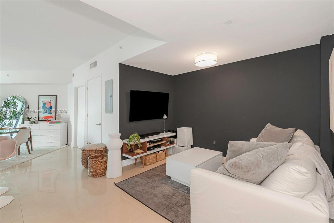 For Sale: $375,000 (1 beds, 1 baths, 768 Square Feet)