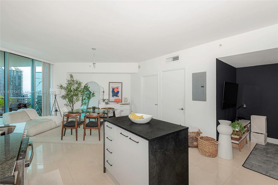 For Sale: $375,000 (1 beds, 1 baths, 768 Square Feet)