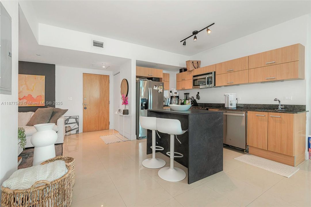 For Sale: $375,000 (1 beds, 1 baths, 768 Square Feet)