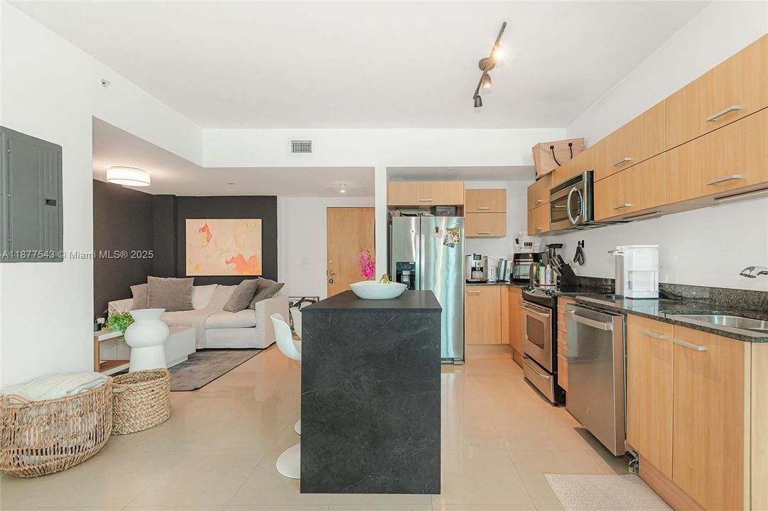 For Sale: $375,000 (1 beds, 1 baths, 768 Square Feet)