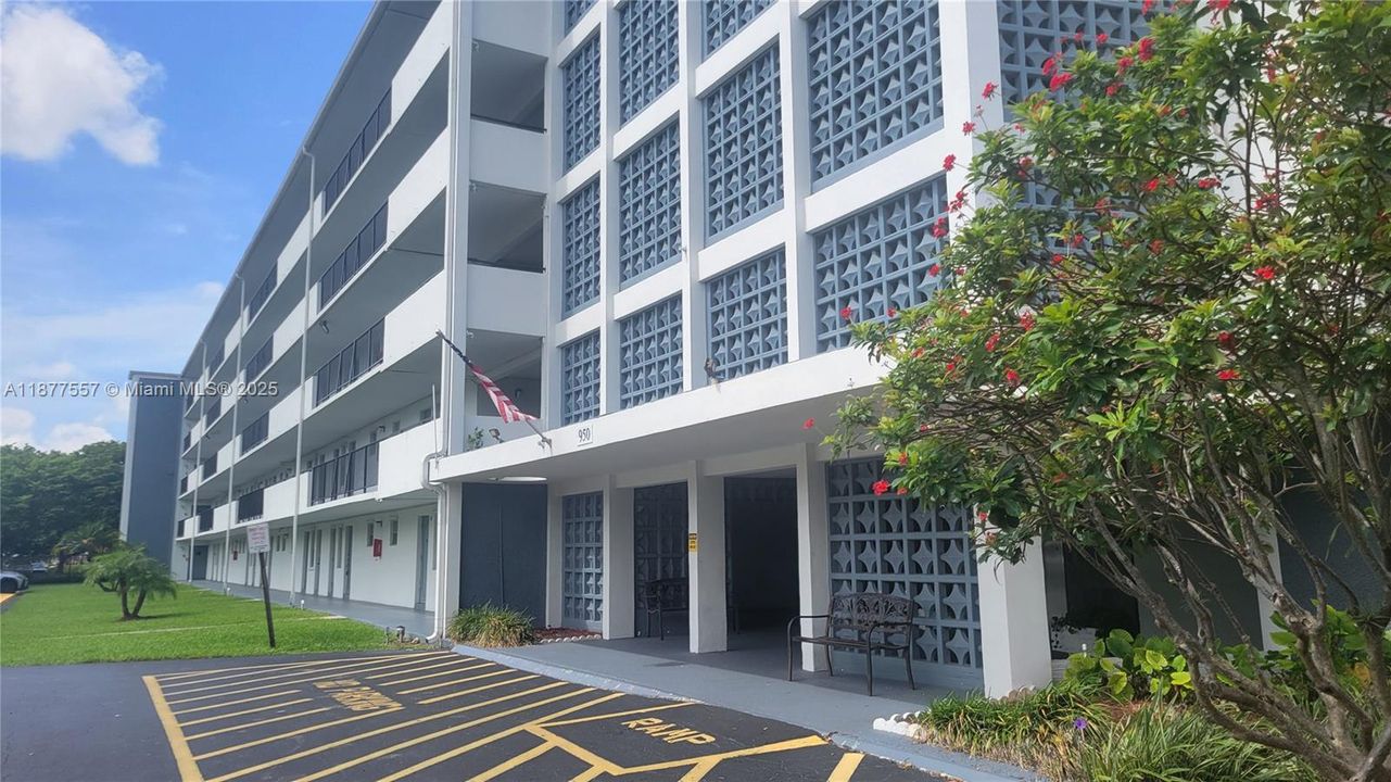 合同活跃: $170,000 (1 贝兹, 1 浴室, 775 平方英尺)