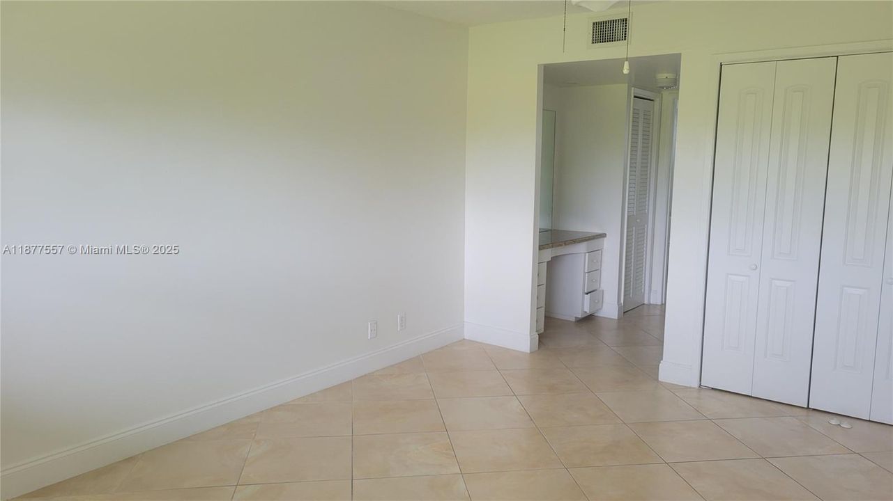 合同活跃: $170,000 (1 贝兹, 1 浴室, 775 平方英尺)