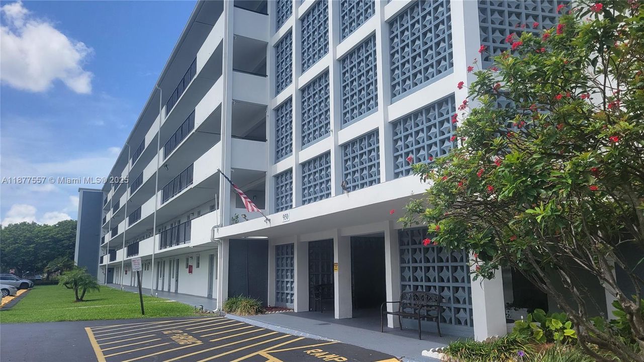 合同活跃: $170,000 (1 贝兹, 1 浴室, 775 平方英尺)