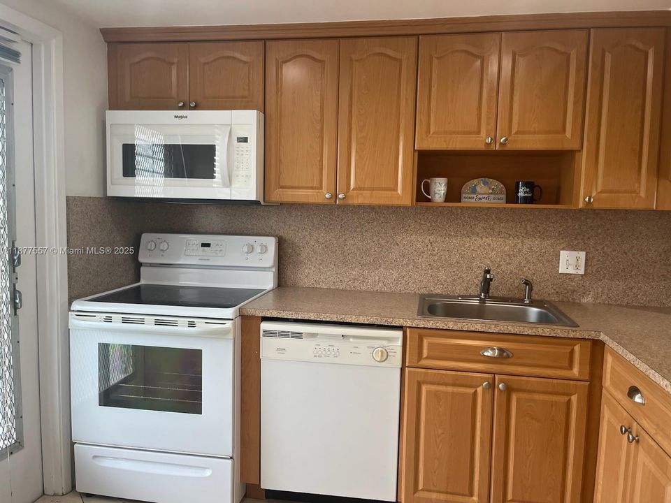 合同活跃: $170,000 (1 贝兹, 1 浴室, 775 平方英尺)