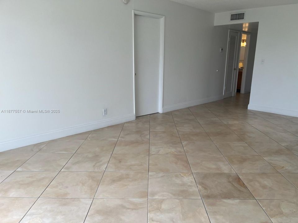 合同活跃: $170,000 (1 贝兹, 1 浴室, 775 平方英尺)