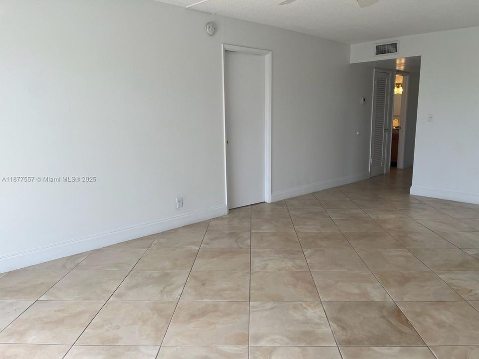 合同活跃: $170,000 (1 贝兹, 1 浴室, 775 平方英尺)