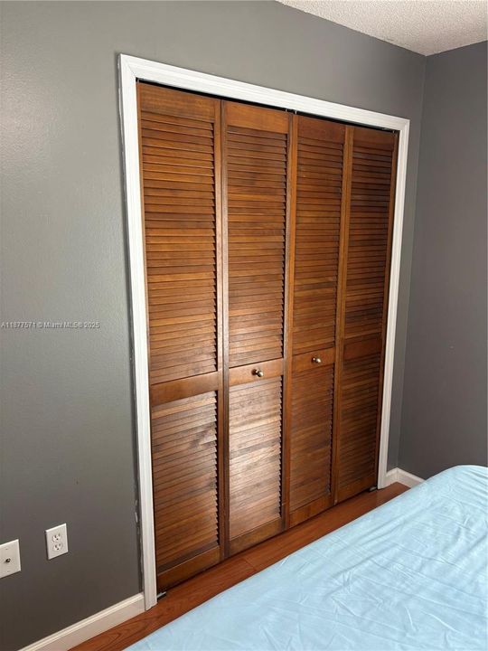 Под контрактом: $415,000 (4 спален, 2 ванн, 1912 Квадратных фут)