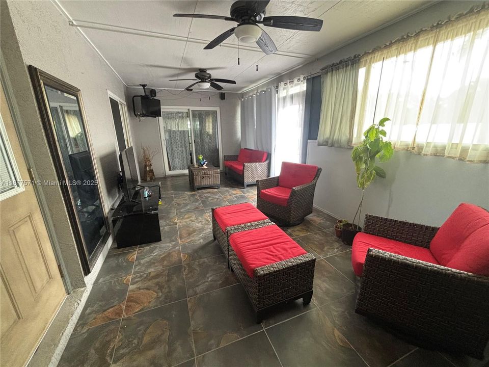 Под контрактом: $415,000 (4 спален, 2 ванн, 1912 Квадратных фут)