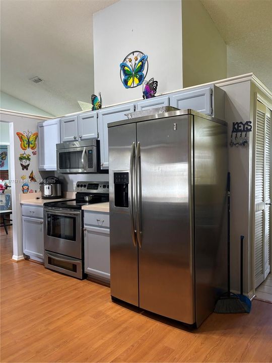 Под контрактом: $415,000 (4 спален, 2 ванн, 1912 Квадратных фут)