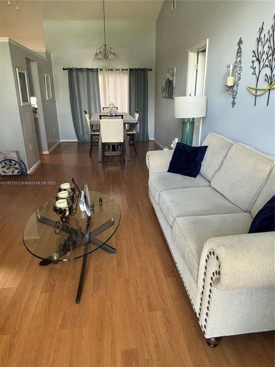 Под контрактом: $415,000 (4 спален, 2 ванн, 1912 Квадратных фут)