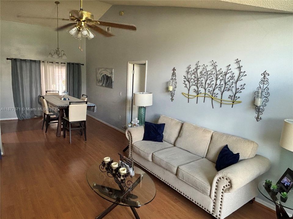 Под контрактом: $415,000 (4 спален, 2 ванн, 1912 Квадратных фут)