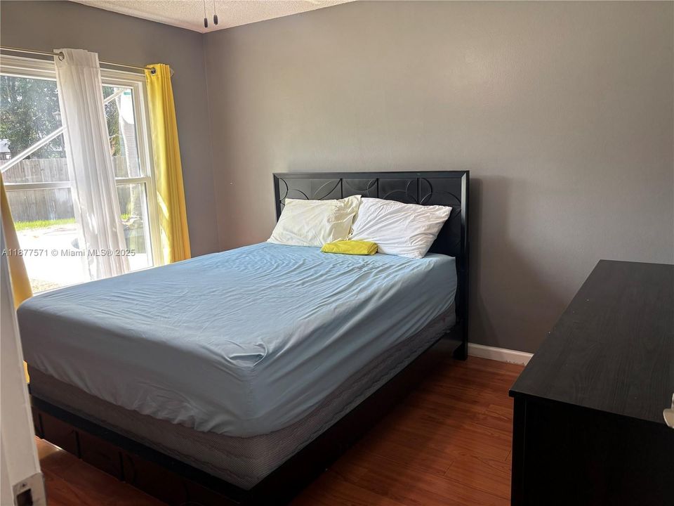 Под контрактом: $415,000 (4 спален, 2 ванн, 1912 Квадратных фут)