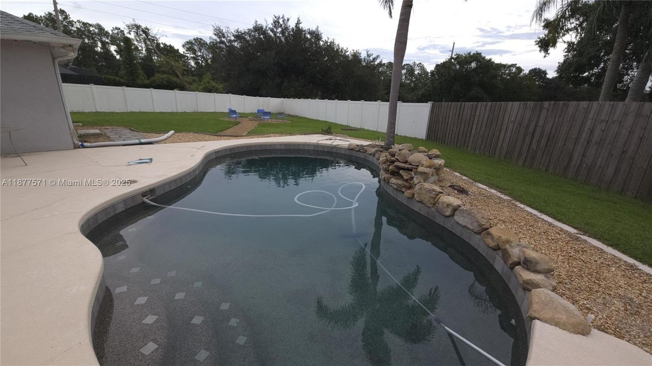 Под контрактом: $415,000 (4 спален, 2 ванн, 1912 Квадратных фут)