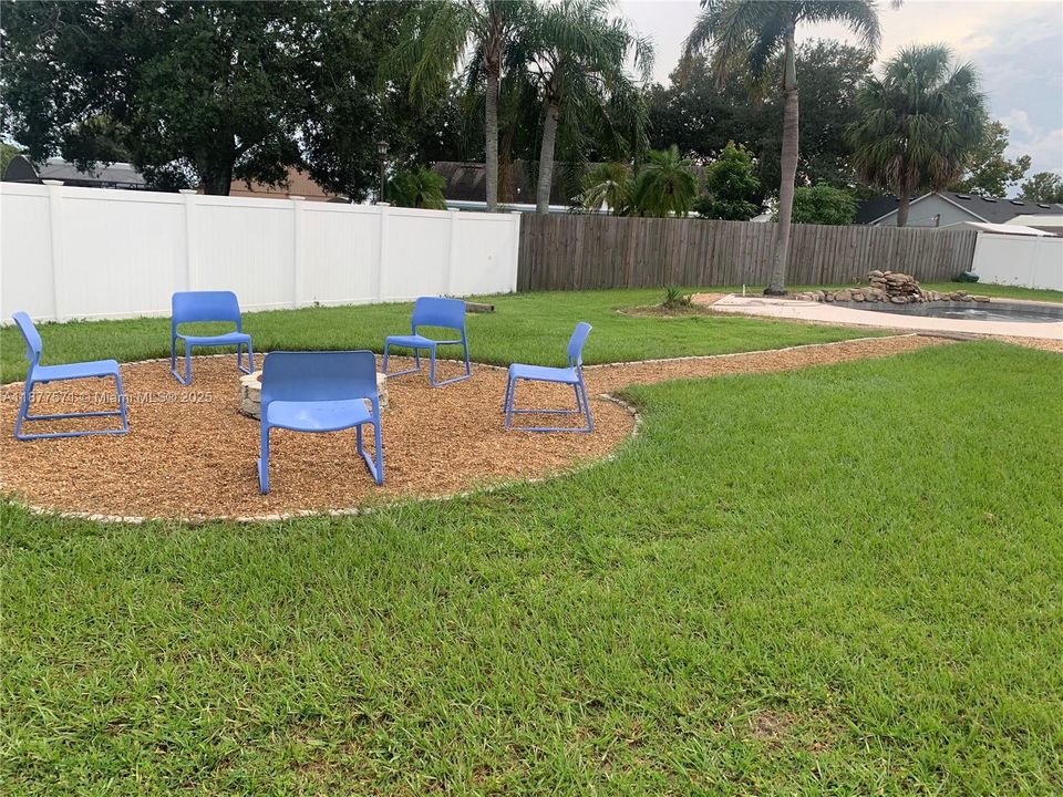 Под контрактом: $415,000 (4 спален, 2 ванн, 1912 Квадратных фут)