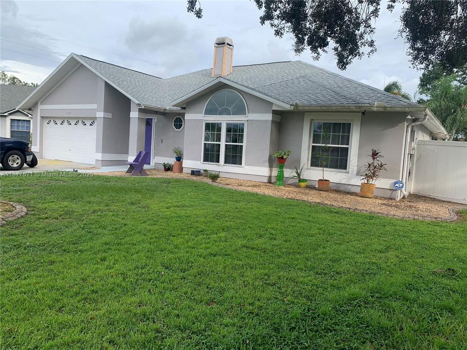 Под контрактом: $415,000 (4 спален, 2 ванн, 1912 Квадратных фут)