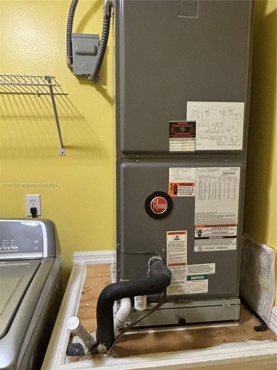 Под контрактом: $415,000 (4 спален, 2 ванн, 1912 Квадратных фут)