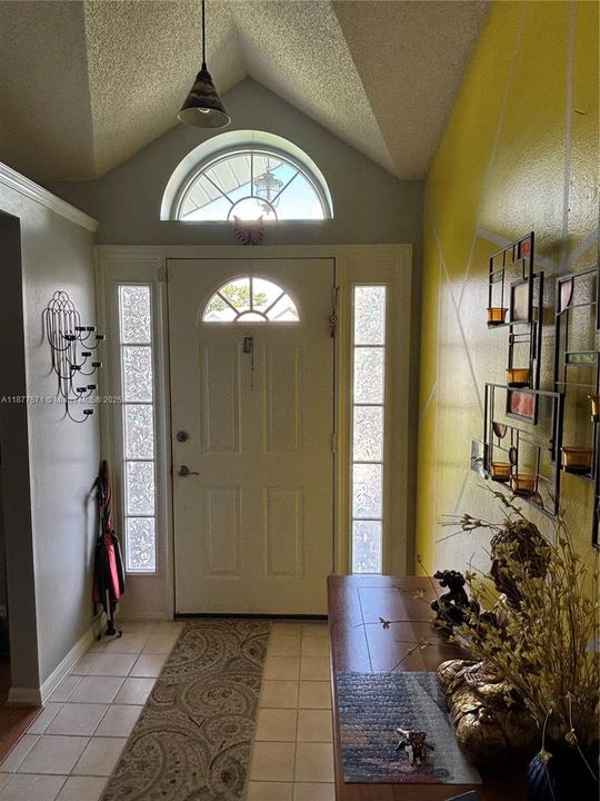 Под контрактом: $415,000 (4 спален, 2 ванн, 1912 Квадратных фут)