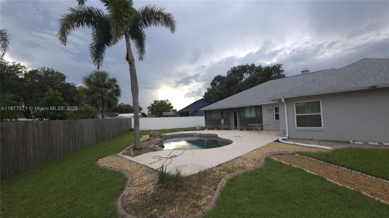 Под контрактом: $415,000 (4 спален, 2 ванн, 1912 Квадратных фут)