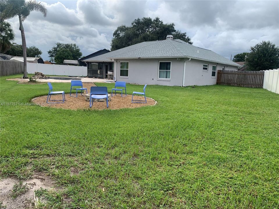 Под контрактом: $415,000 (4 спален, 2 ванн, 1912 Квадратных фут)