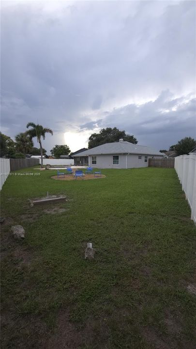 Под контрактом: $415,000 (4 спален, 2 ванн, 1912 Квадратных фут)