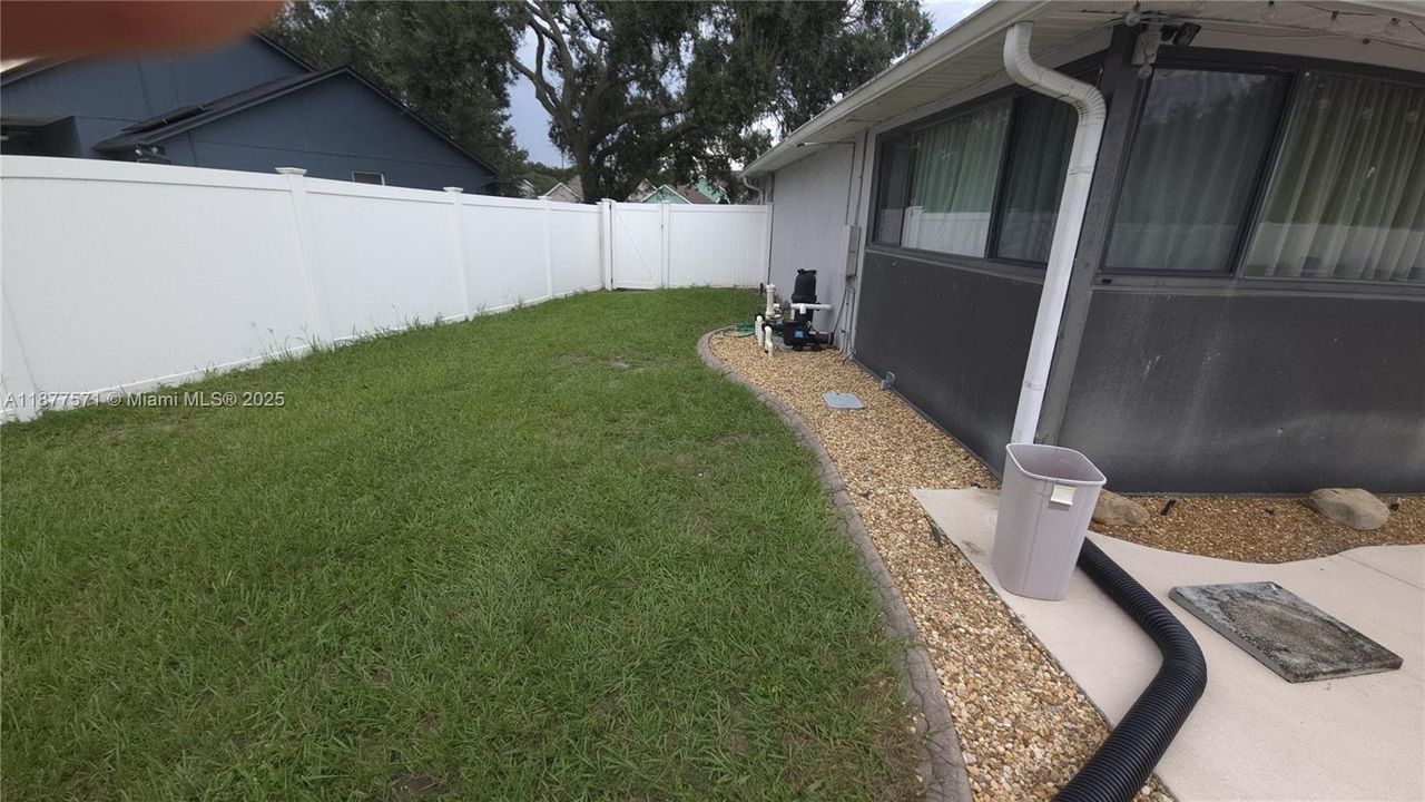 Под контрактом: $415,000 (4 спален, 2 ванн, 1912 Квадратных фут)