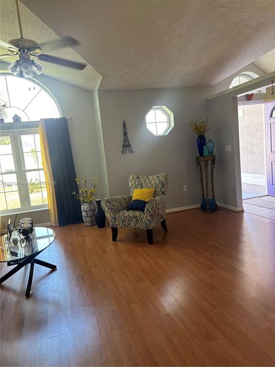 Под контрактом: $415,000 (4 спален, 2 ванн, 1912 Квадратных фут)