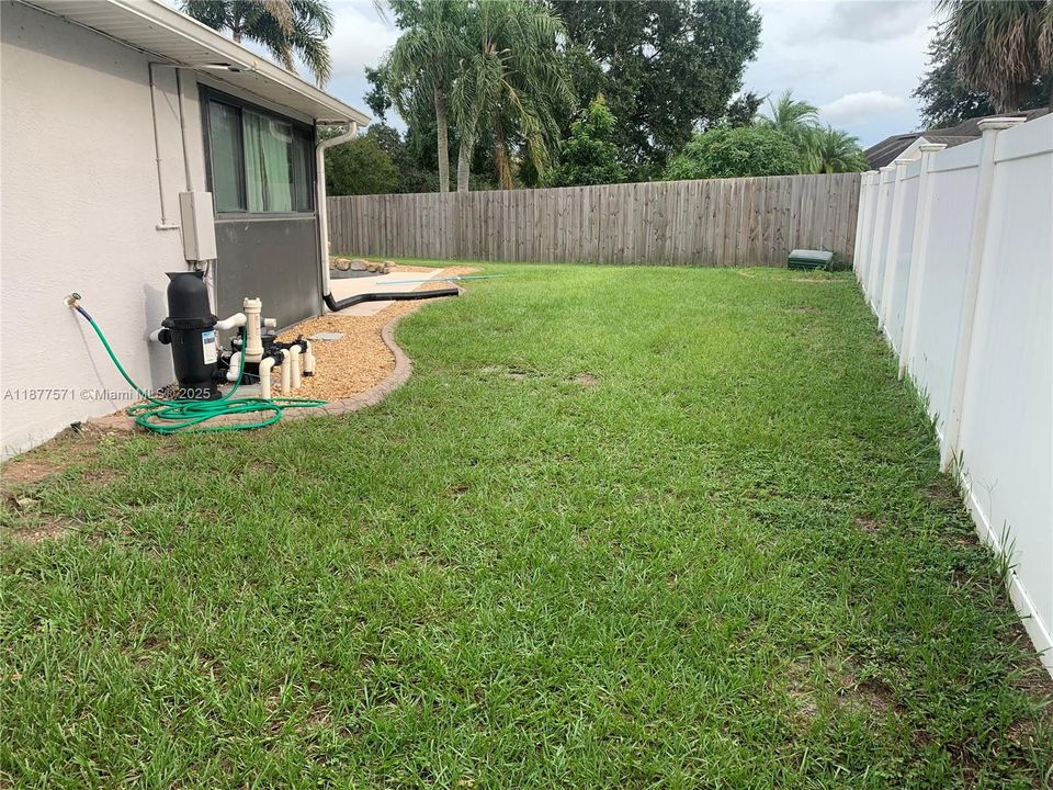 Под контрактом: $415,000 (4 спален, 2 ванн, 1912 Квадратных фут)