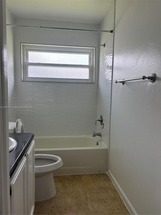 Под контрактом: $415,000 (4 спален, 2 ванн, 1912 Квадратных фут)