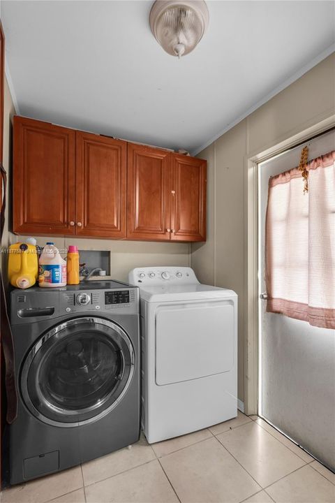 На продажу: $339,000 (4 спален, 2 ванн, 1352 Квадратных фут)