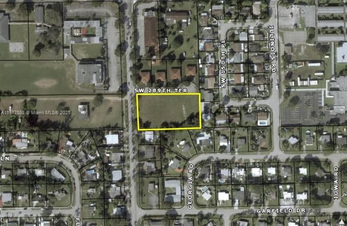 En Venta: $975,000 (1.25 acres)