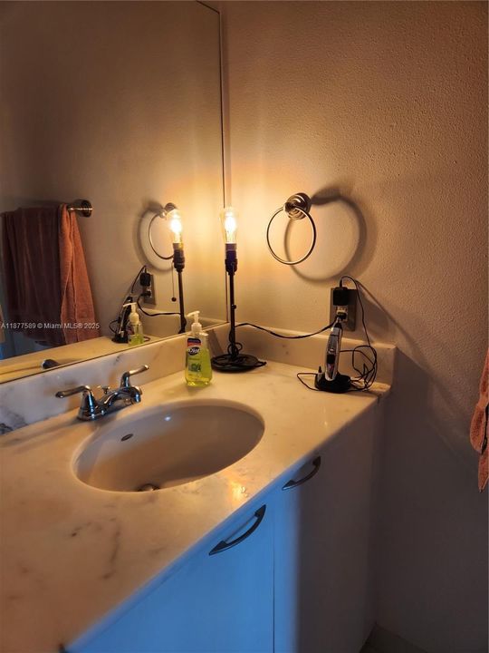 待售: $367,000 (1 贝兹, 1 浴室, 784 平方英尺)