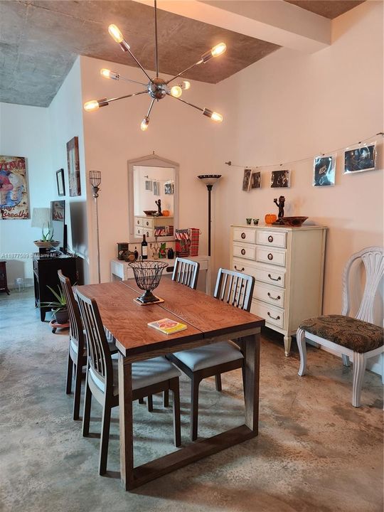 待售: $367,000 (1 贝兹, 1 浴室, 784 平方英尺)