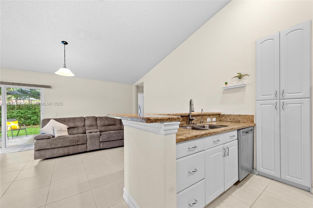 Недавно продано: $650,000 (3 спален, 2 ванн, 0 Квадратных фут)