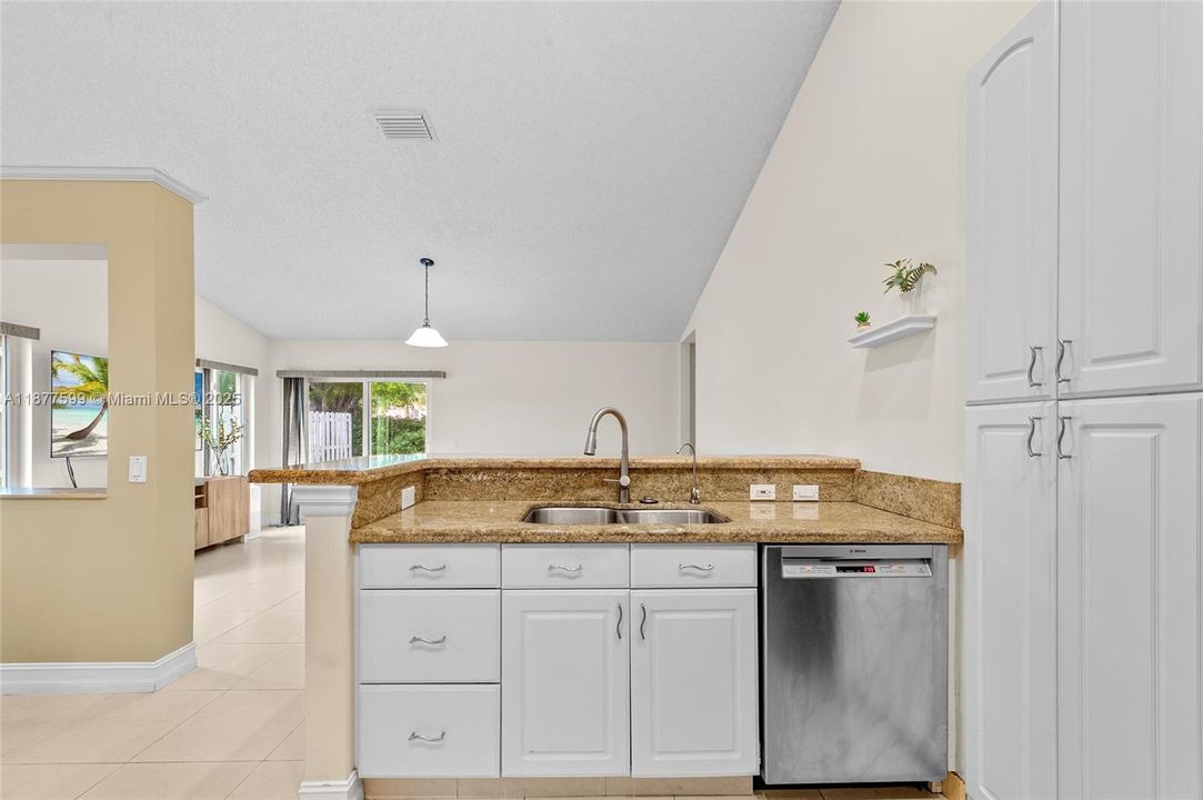 Недавно продано: $650,000 (3 спален, 2 ванн, 0 Квадратных фут)